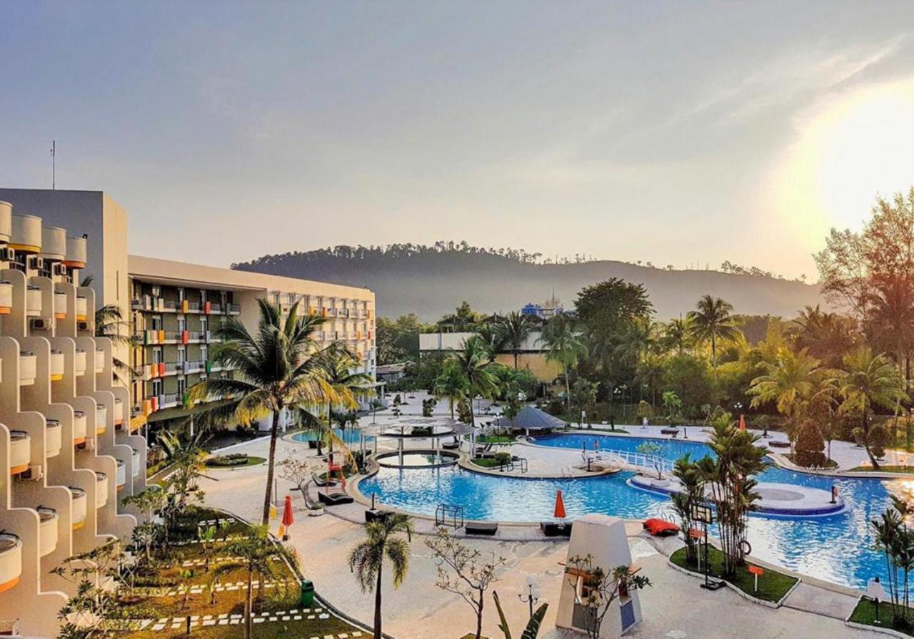 Harris Resort Batam Waterfront Sekupang Exterior foto